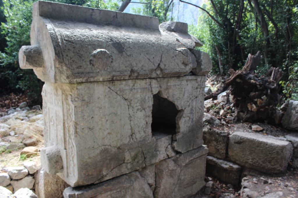 Саркофаги в Олимпосе
